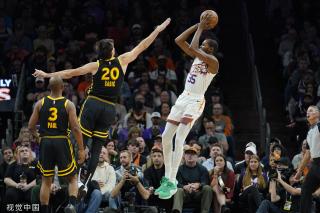 的王钰栋站 的王钰栋站