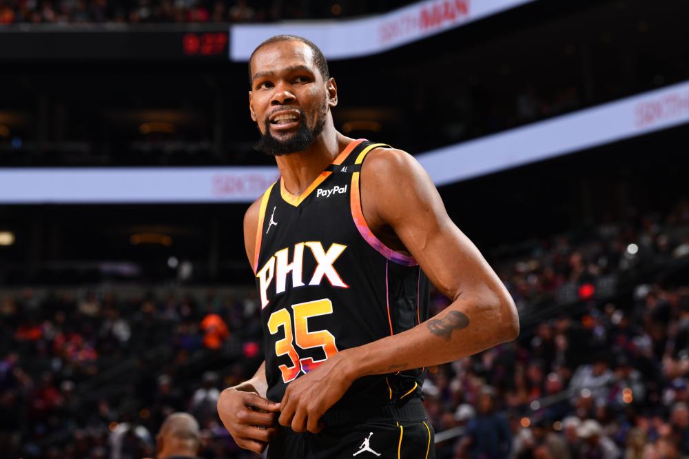 被现场评为全场最佳球员，帕普-萨尔赛后领取奖杯