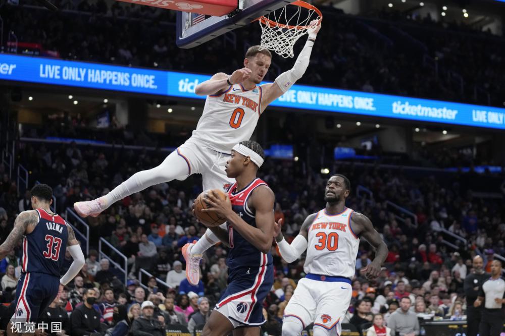 詹姆斯疑似又抻到腹股沟!返回替补席调整 表情轻松应无大碍